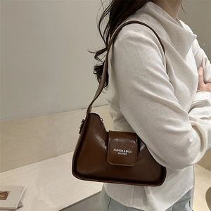 Sac baguette minimaliste en cuir marron foncé avec logo blanc élégant imprimé
