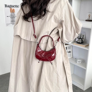 Sac croissant en cuir verni bordeaux avec nœud élégant pour femmes