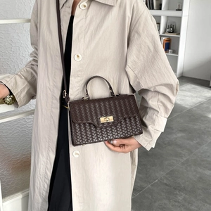 Borsa a tracolla in pelle intrecciata testa di moro con chiusura dorata su modella