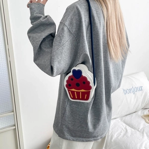 Creative 3D cupcake crossbody bag for women in white PU leather with blue heart detail