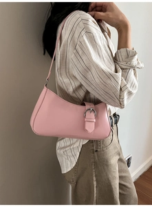 Seitenansicht der rosa Baguette-Tasche aus Kunstleder mit silberner Schnalle