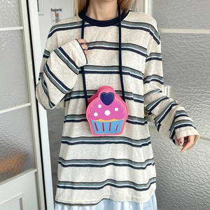 Cute cupcake shaped crossbody bag with heart patterns for girls in pink and blue