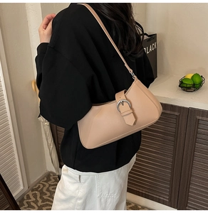 Detail der beigen Baguette-Tasche aus Lederimitat mit Silberschnalle und mattem Finish