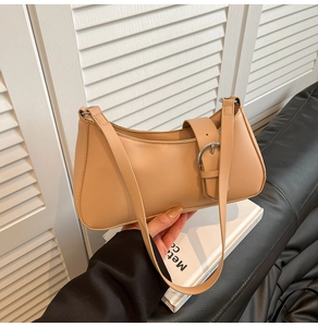 Detailansicht der hellbraunen Baguette-Tasche mit verstellbarem Riemen und Silberschnalle
