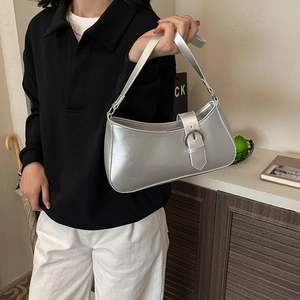 Silberne Metallic Baguette Tasche unter dem Arm mit Halbmondform und Schnallendetail