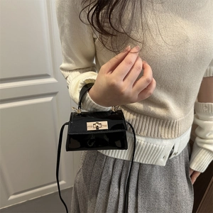Mini sac bandoulière en cuir verni noir brillant avec boucle dorée et poignée haute