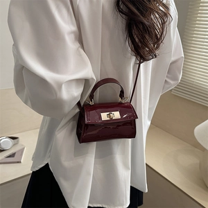 Mini sac bandoulière minimaliste en cuir verni bordeaux avec fermoir doré tournant