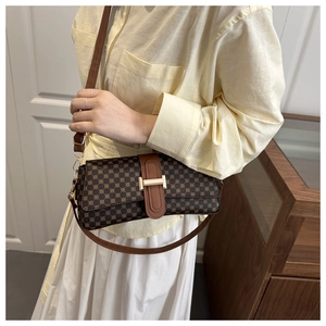 Dettaglio borsa baguette vintage marrone con fibbia in metallo dorato lucido