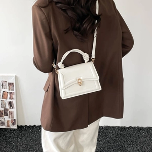 Sac à bandoulière en cuir blanc chic avec poignée nouée et détails en métal doré