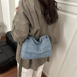 Blaue strukturierte Ketten-Tote-Bag im lässigen Design am Modell für den täglichen Pendler
