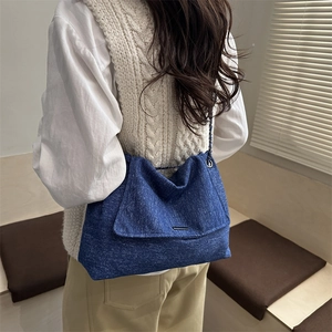Große blaue Tote Bag in Jeans-Optik mit Metallkette für den lässigen Alltagsgebrauch