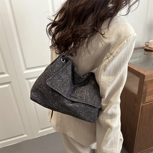 Große dunkelgraue strukturierte Tragetasche mit silberner Kette im modernen minimalistischen Stil