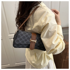 Dettaglio della borsa sottobraccio in tela jacquard retrò con motivo a quadrifoglio