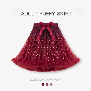 Détail de jupe tutu bordeaux avec paillettes étoiles dorées et nœud en soie