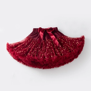 Détail de la jupe tutu bordeaux en tulle multicouche avec des motifs d'étoiles dorées