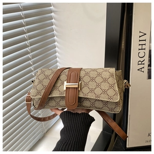 Dettaglio borsa a tracolla retrò monogramma con fibbia in metallo dorato e cinturino