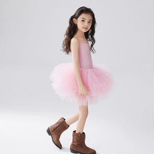 Détail du tutu en tulle rose multicouche et du corsage pour robe de ballet enfant