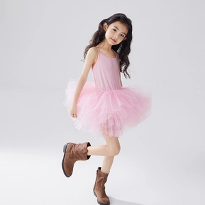 Détail du jupon en tulle rose multicouche pour robe de ballet enfantine