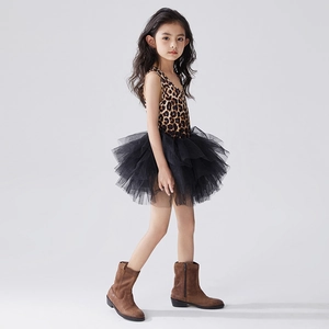 Détail du juste-au-corps léopard pour filles et jupe tutu noire avec bottines en cuir