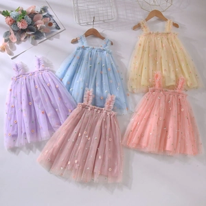 Détail de robes d'été en tulle pour filles avec broderie de marguerites en cinq couleurs