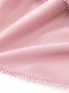 Gros plan d'une jupe tutu rose en maille montrant la texture du tissu et les coutures fines