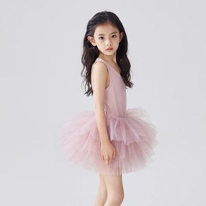 Détail d'un tutu de ballet rose avec des couches d'organza et corsage sans manches