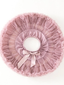 Jupe tutu en tulle rose poudré avec taille élastique et nœud en satin sur fond blanc