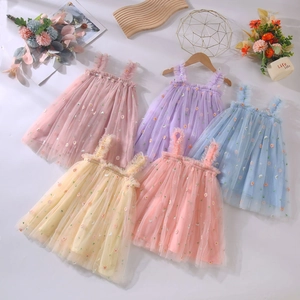 Vue à plat de cinq robes en tulle brodé pour filles aux couleurs pastel douces