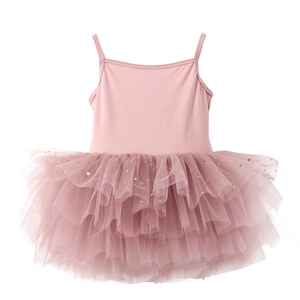 Détail du tutu de ballet rose avec sequins étoiles et lunes dorées sur tulle multicouche