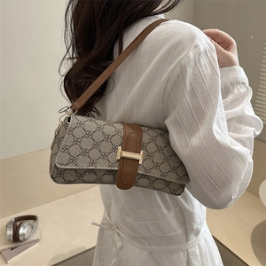Borsa sottobraccio vintage retrò con monogramma, finiture in pelle e chiusura dorata