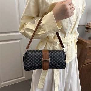 Borsa a spalla vintage con motivo geometrico, cinturini in pelle marrone e fibbia oro