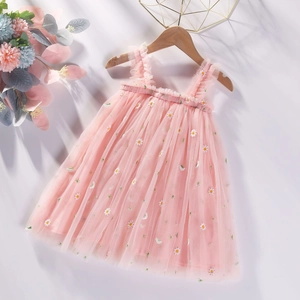 Détail de la robe rose en tulle avec broderie marguerite et volants pour filles