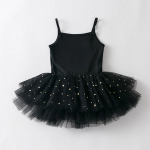 Détail du justaucorps de ballet noir avec étoiles et lune dorées sur jupe en tulle