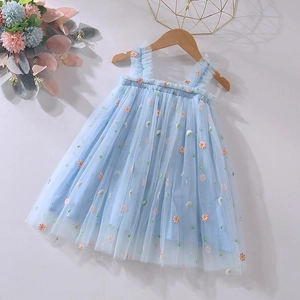 Détail de robe en tulle bleu clair brodée de marguerites avec bretelles à volants sur cintre