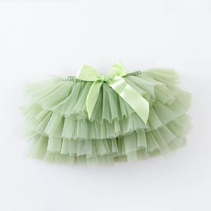Détail d'une jupe tutu pour bébé vert clair avec mesh multicouche et grand nœud en satin
