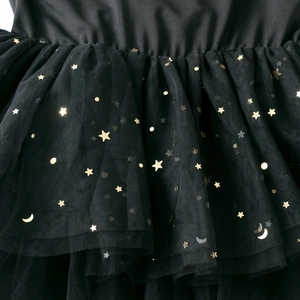 Détails du tulle noir avec motifs d'étoiles et de lunes dorées en relief doré