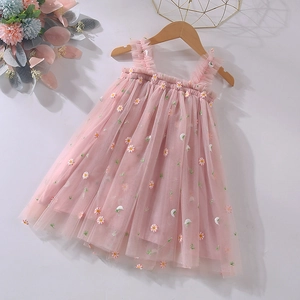 Détail de robe rose pour fille avec broderie marguerite et volants en tulle multicouche