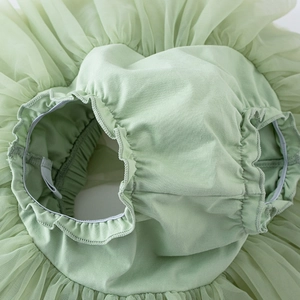 Détail du cache-couche en tulle vert clair montrant le filet doux et la doublure en coton
