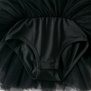Détail macro des coutures du justaucorps de ballet noir et du tissu en tulle doux