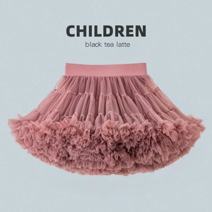 Détail de la jupe tutu multicouche en tulle rose poudré avec taille élastique