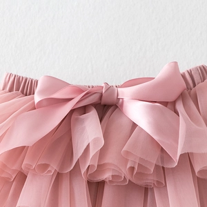 Vue détaillée du tutu rose à plusieurs couches de tulle avec un nœud en satin rose