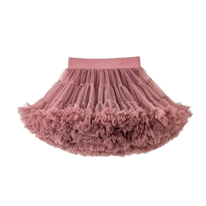 Vue détaillée du tulle multicouche et de l'ourlet à volants sur la jupe tutu rose