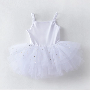 Détail d'un tutu de ballet blanc avec paillettes dorées étoiles et lune sur jupe en mesh