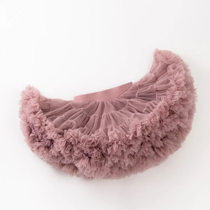 Détails du tulle rose multicouche et de la taille élastique sur la jupe tutu pour filles