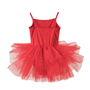 Détail du tutu de ballet rouge pour filles avec des paillettes dorées sur la jupe mesh