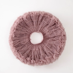 Détail de la jupe tutu en tulle multicouche avec bords volantés en vieux rose