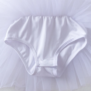 Détail du tutu de ballet blanc montrant les couches de tulle et les coutures élastiques