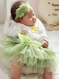 Tenue de photographie pour bébé avec jupe tutu en tulle vert clair et bandeau à fleurs