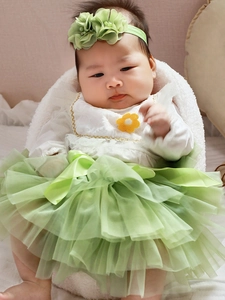 Ensemble bébé fille avec haut blanc à manches longues, tutu vert et bandeau fleur