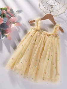 Robe en tulle jaune pour fille avec broderie marguerite et bretelles en résille sur cintre